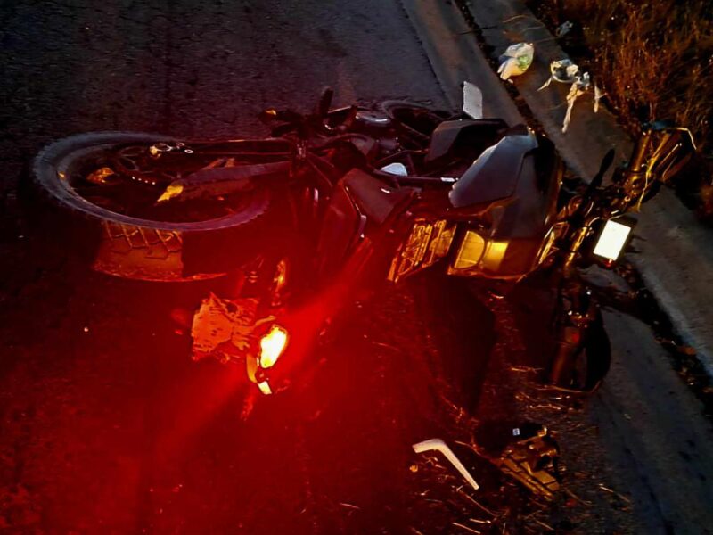 motociclista sufre accidente en la Autopista Siglo XXI, se reporta grave