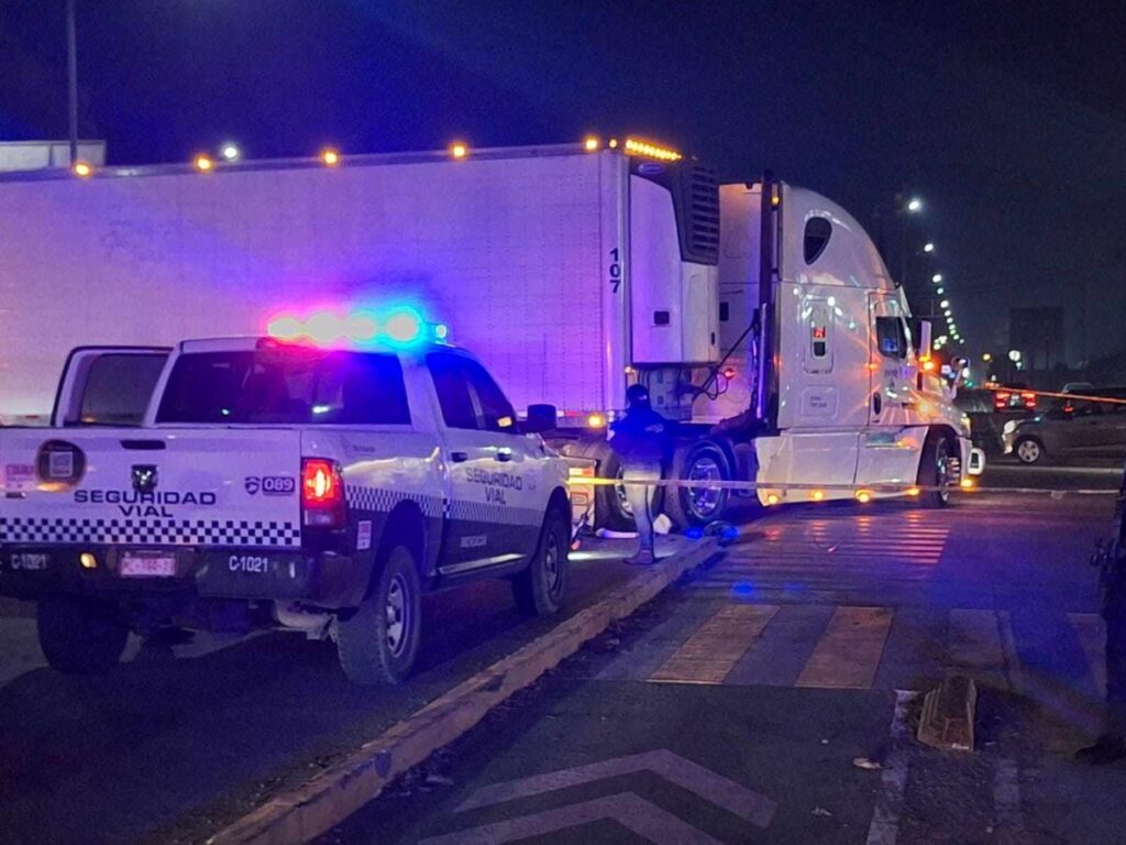 Motociclistas chocan contra tráiler en el Boulevard Industrial de Uruapan: hay un muerto y dos heridos