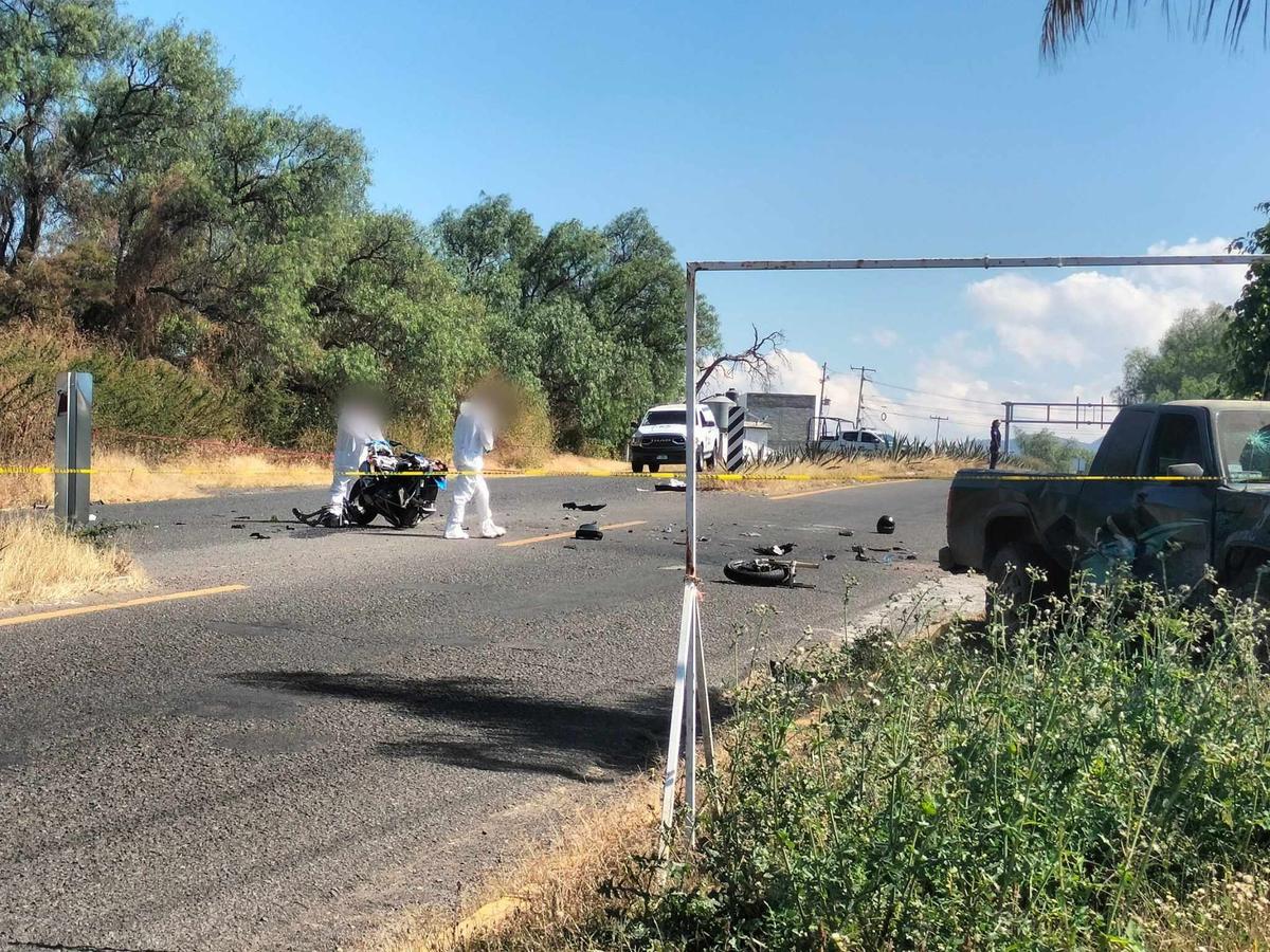 Muere motociclista tras choque contra camioneta en Charo