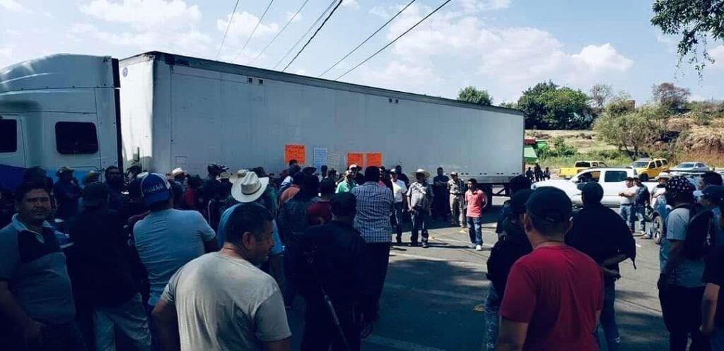 Normalistas de Tiripetío bloquean vialidades en Michoacán