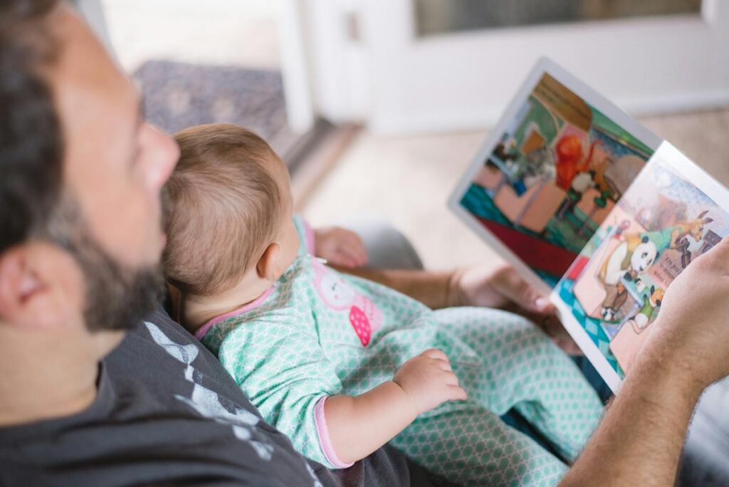 Padres con infancias difíciles contribuyen menos a la educación de sus hijos