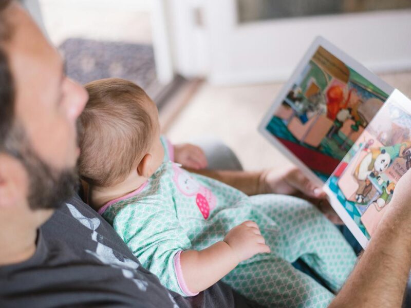 Padres con infancias difíciles contribuyen menos a la educación de sus hijos