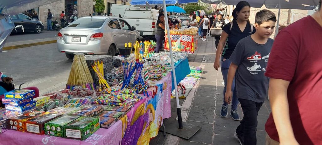 Persiste venta de pirotecnia en mercados de Morelia, pese a decomisos