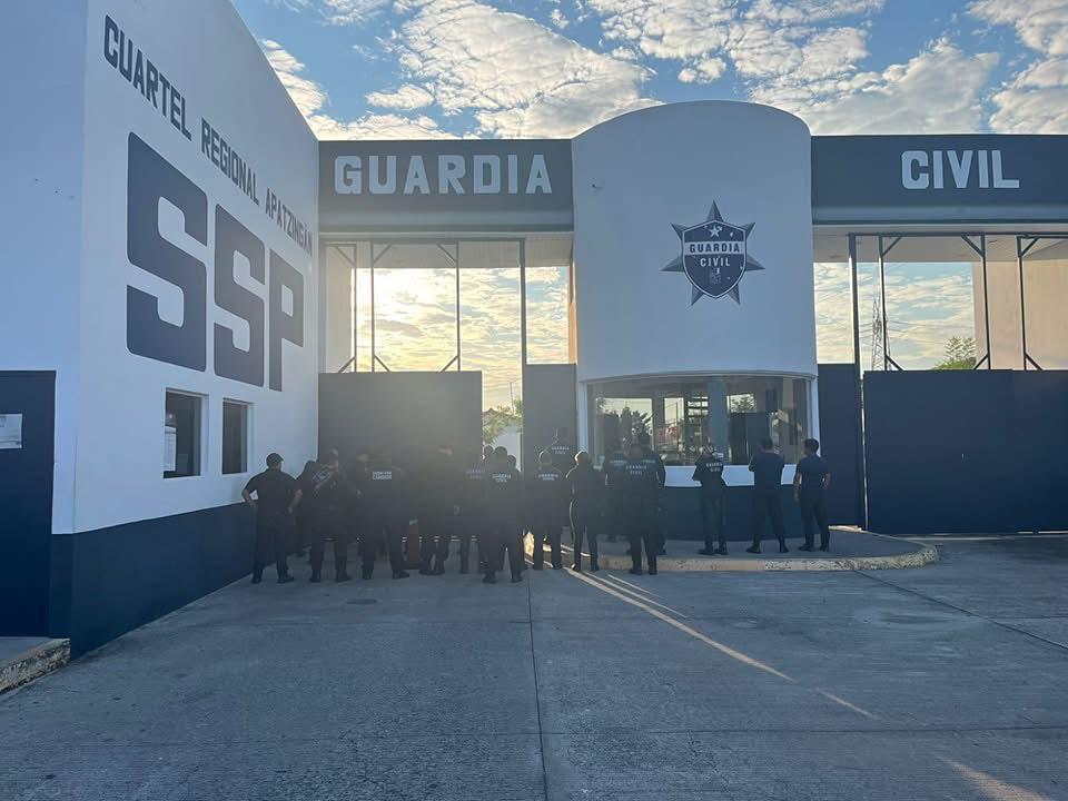 Por abusos de autoridad, policías de la Guardia Civil en Apatzingán en paro en plena navidad-policial