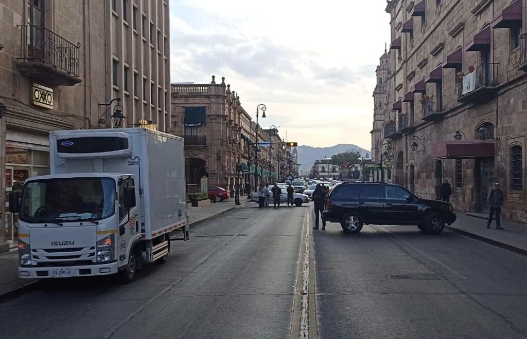 Por falta de pago del aguinaldo SUEUM bloquea calle de Morelia