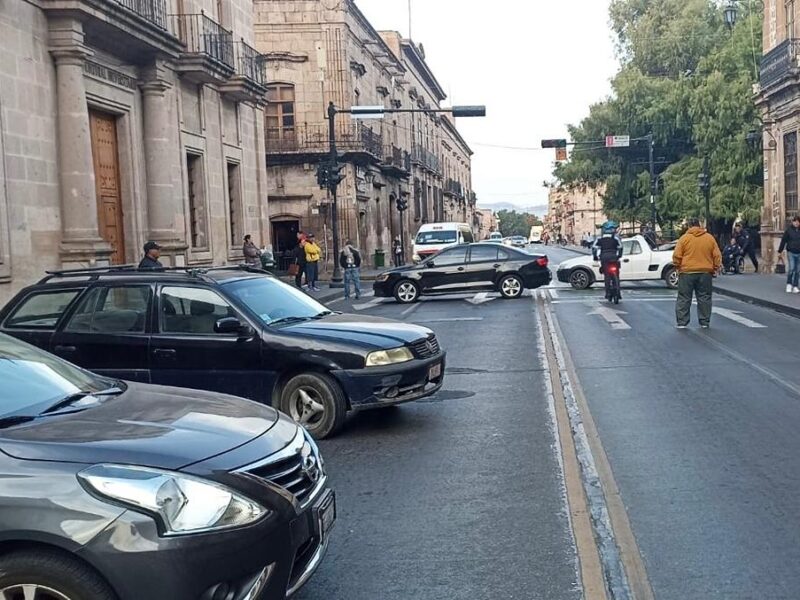 Por falta de pago del aguinaldo SUEUM bloquea vialidad en Morelia