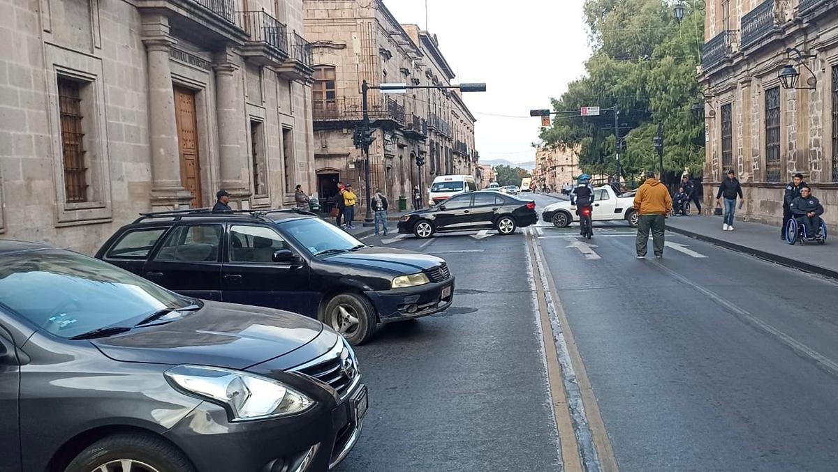 Por falta de pago del aguinaldo SUEUM bloquea vialidad en Morelia