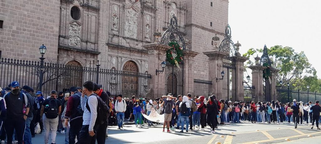 Protestan normalistas en Morelia contra convocatoria abierta 2025 para plazas