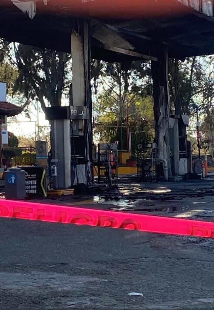 Queman gasolinera y Oxxo en Cuitzeo 1