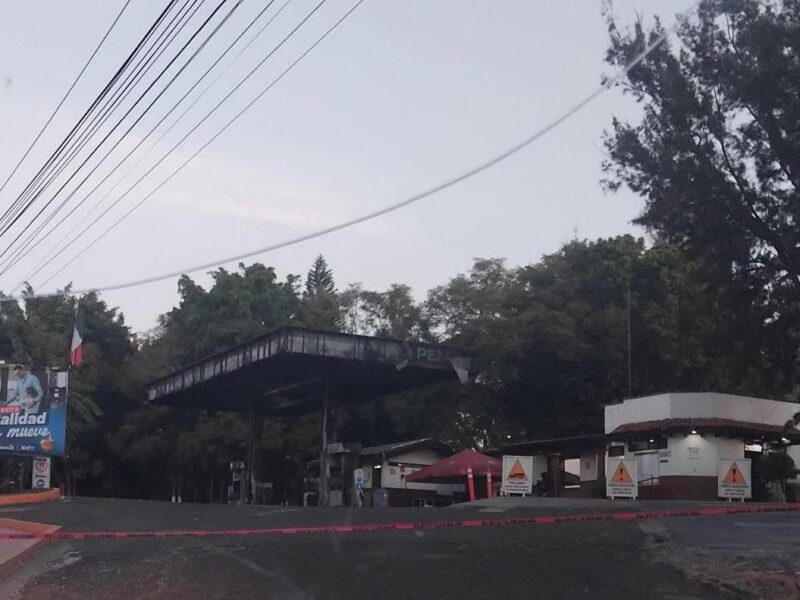 Queman gasolinera y Oxxo en Cuitzeo