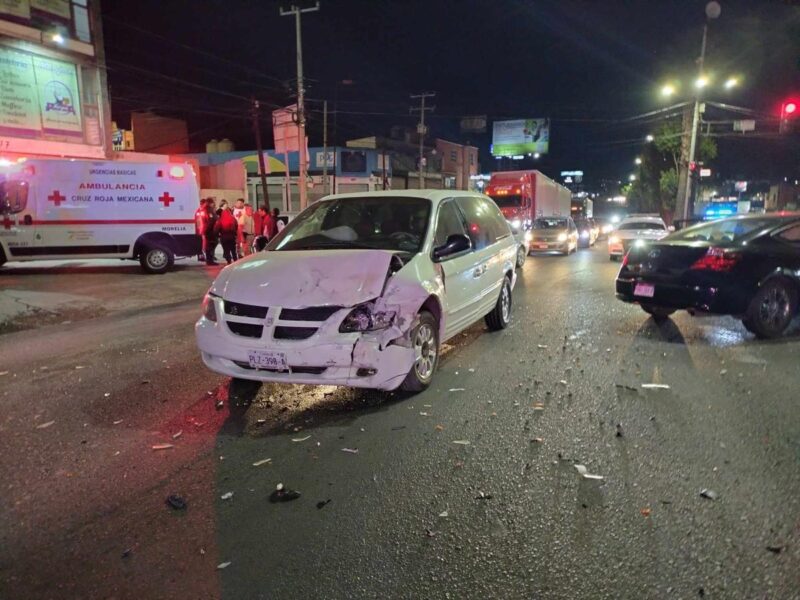 reportan choque entre auto y camioneta en el libramiento de Morelia; hay 1 lesionada