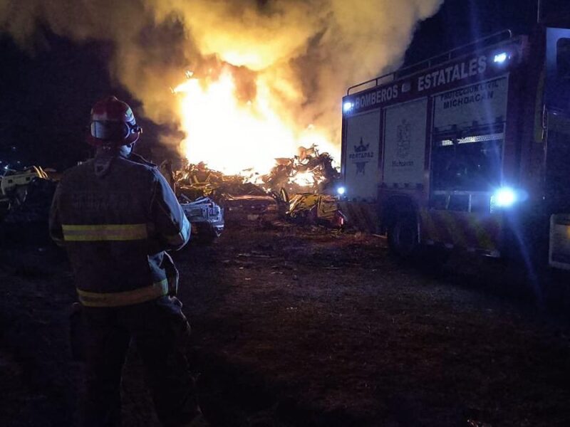 Reportan incendio en corralón en la colonia Francisco Villa, Tarímbaro