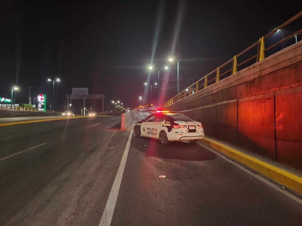 reportan Motociclista muerto tras derrapar sobre puente del libramiento norte de Morelia