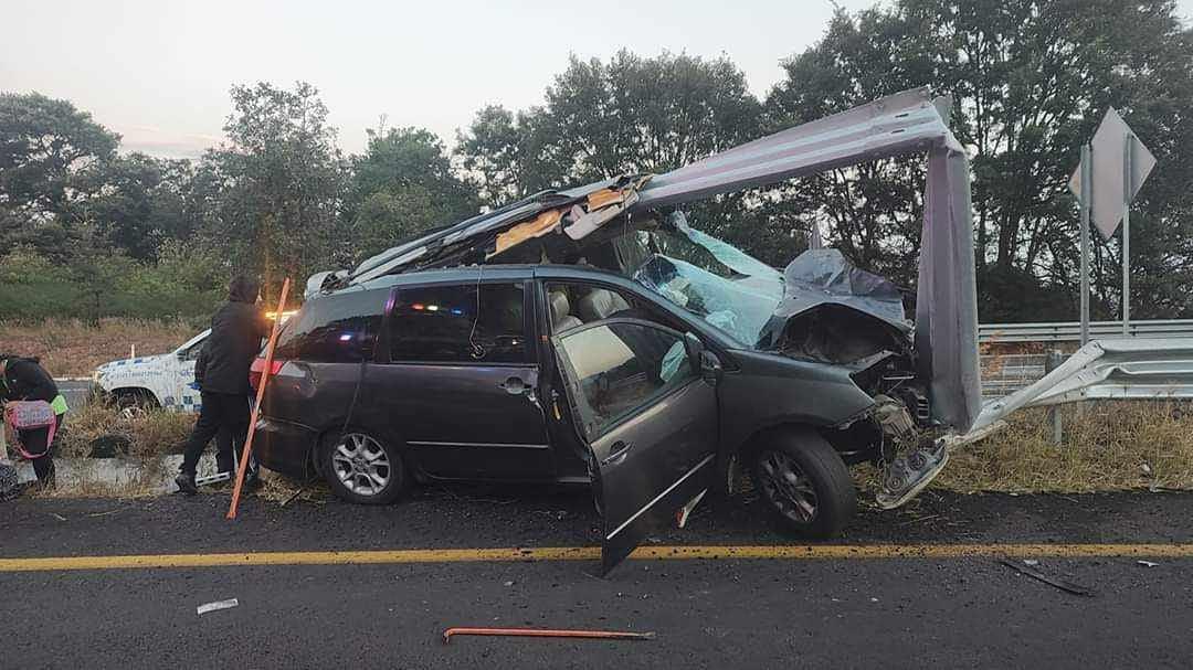 Se accidenta camioneta familiar en la Siglo XXI; preliminar una persona sin vida y 4 heridos