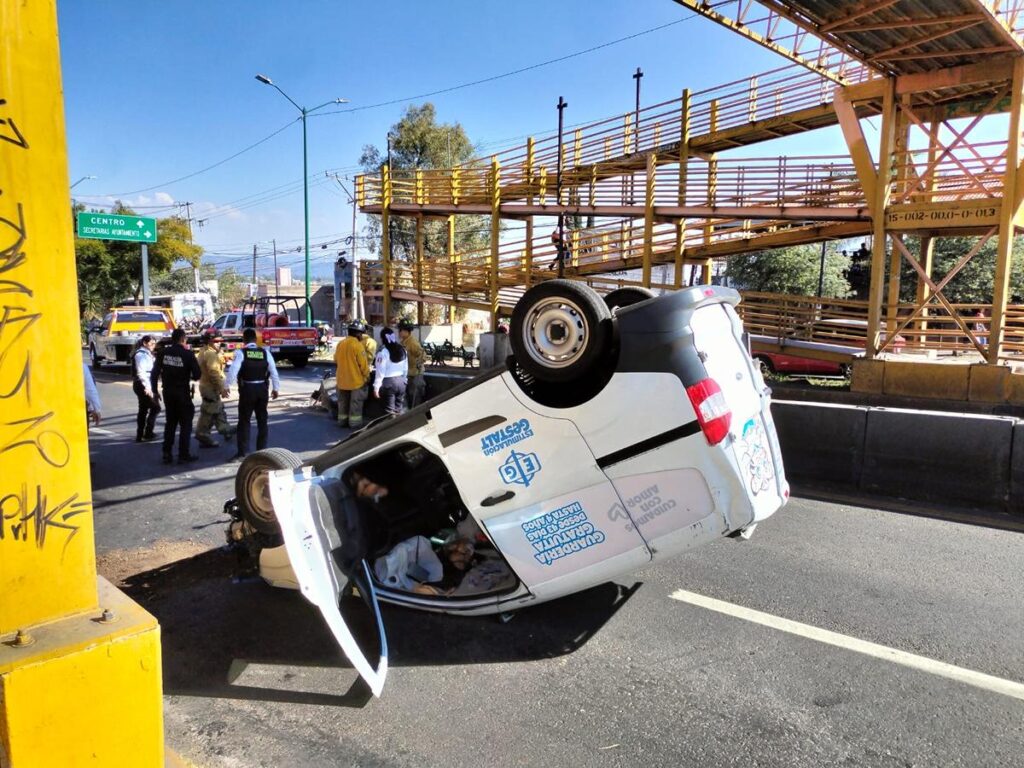 Se registra choque Accidente camioneta volcadura morelia