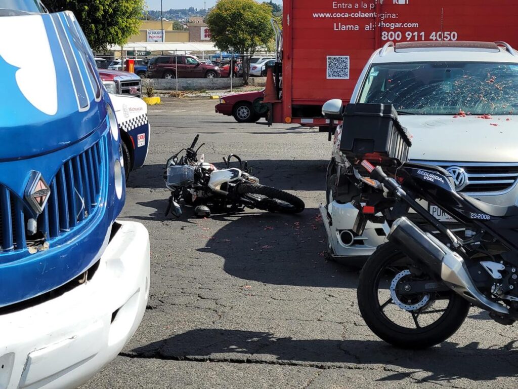 Se registra choque de moto contra camioneta en Calzada La Huerta; hay 2 lesionadas-1