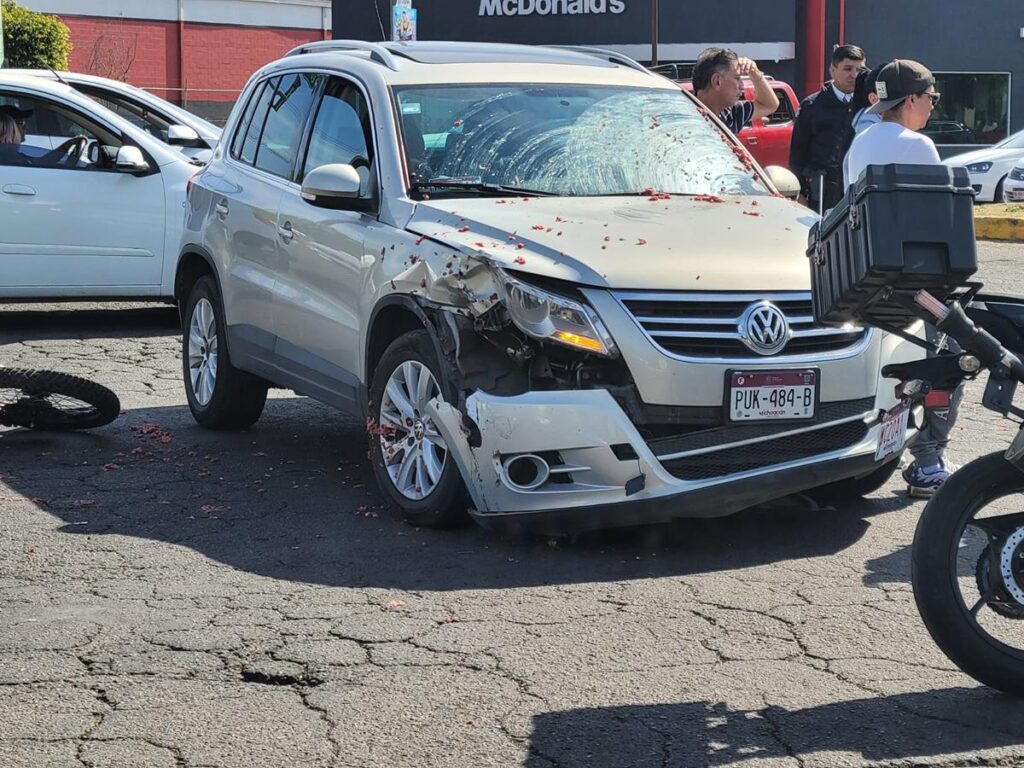 Se registra choque de moto contra camioneta en Calzada La Huerta; hay 2 lesionadas-2