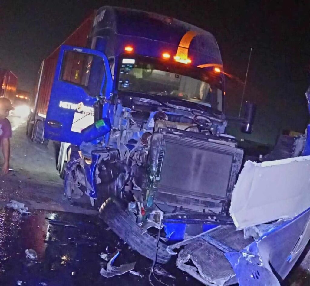 Se registra choque lateral entre dos tráileres en la autopista Siglo XXI-1