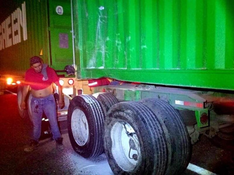 Se registra choque lateral entre dos tráileres en la autopista Siglo XXI