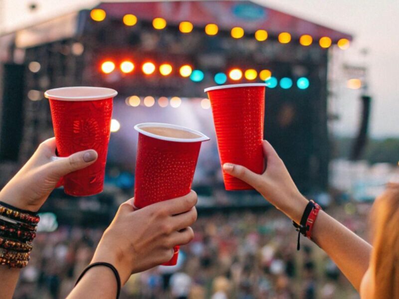 Tomorrowland recibe multa por usar vasos desechables