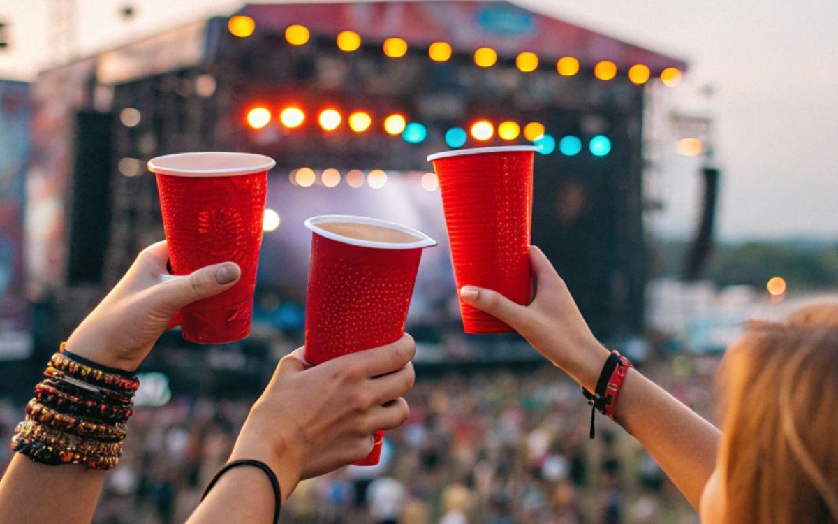 Tomorrowland recibe multa por usar vasos desechables