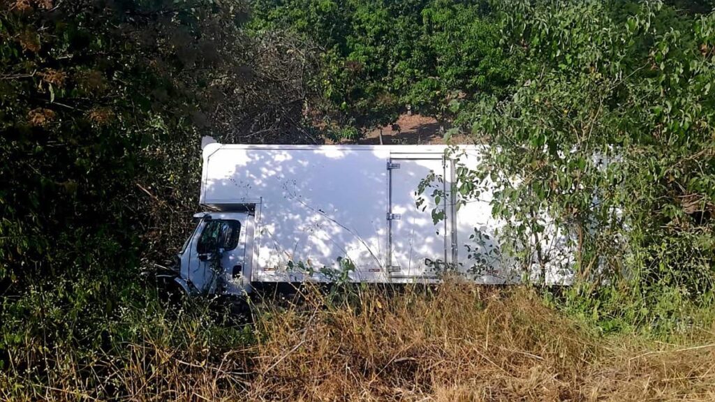 Torton se sale del camino, en la autopista Siglo XXI-accidente