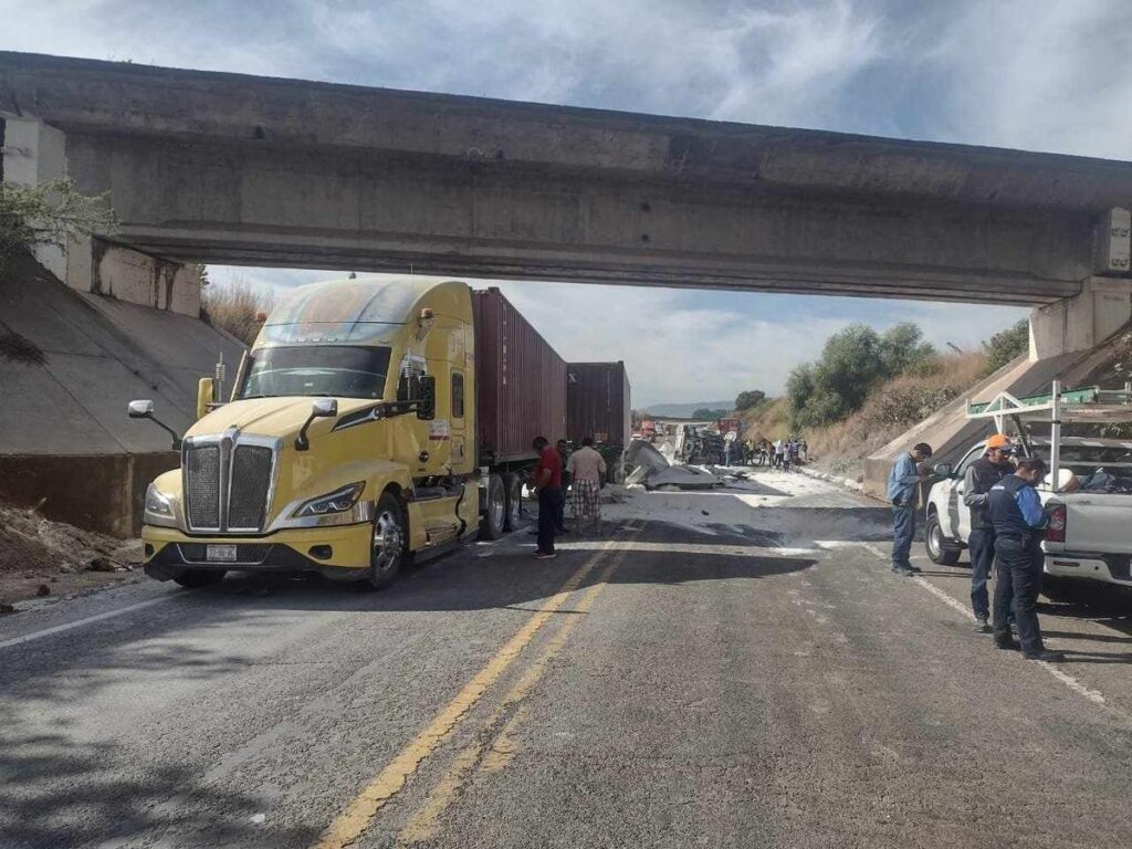 Tractocamión harinero embiste camión otros tres vehículos en la Siglo XXI; hay al menos 3 heridos accidente 1