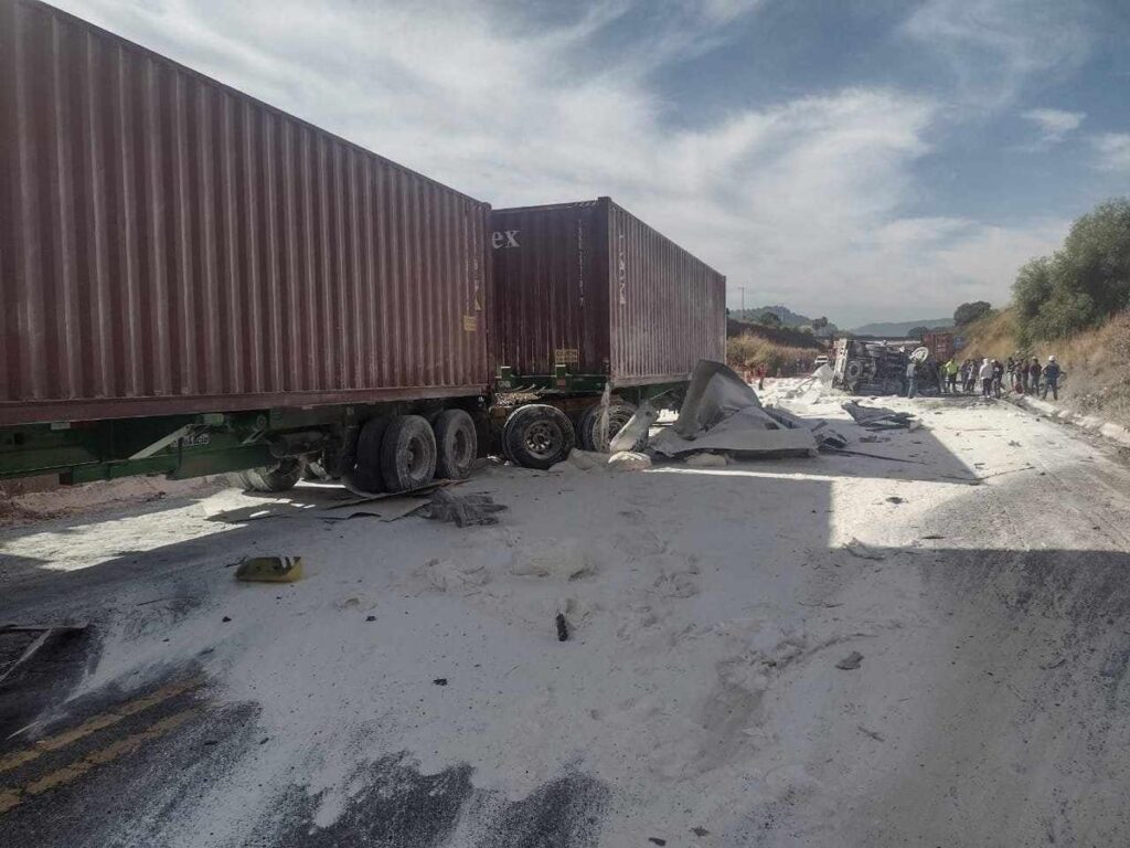 Tractocamión harinero embiste camión otros tres vehículos en la Siglo XXI; hay al menos 3 heridos accidente