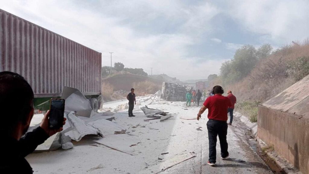 Tractocamión harinero embiste camión otros tres vehículos en la Siglo XXI; hay al menos 3 heridos accidente 4