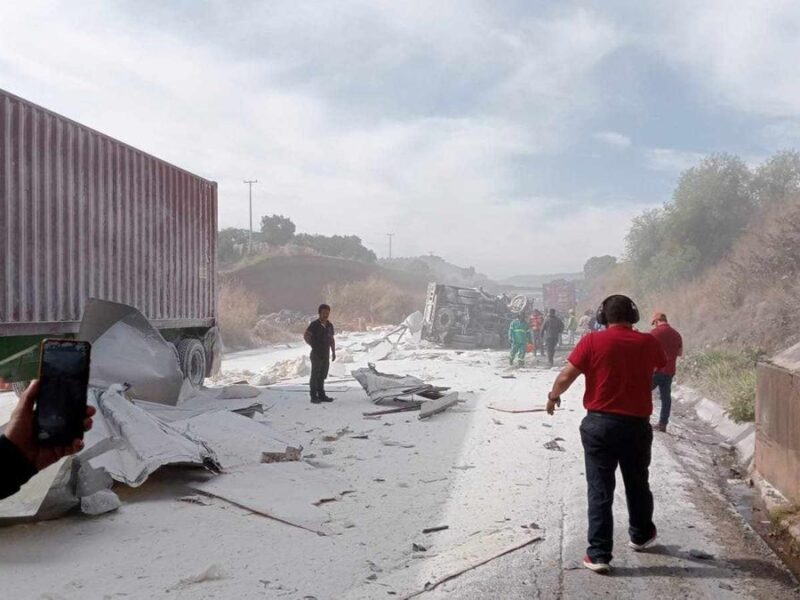 Tractocamión harinero embiste camión otros tres vehículos en la Siglo XXI; hay al menos 3 heridos accidente 4