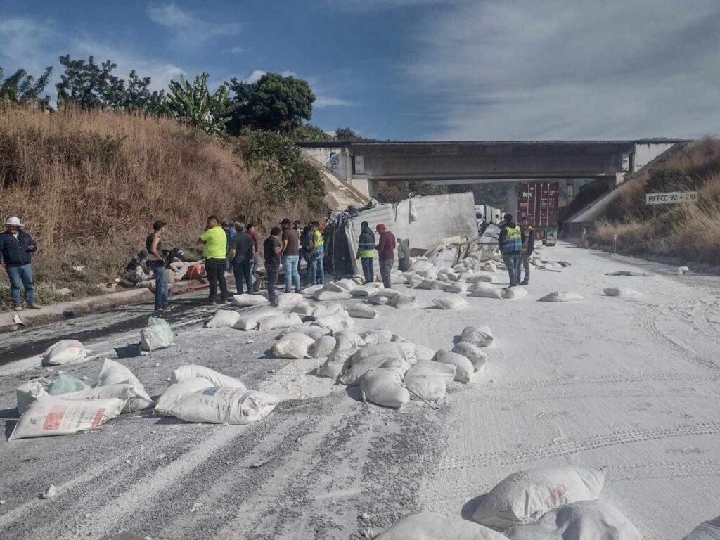 Tractocamión harinero embiste camión otros tres vehículos en la Siglo XXI; hay al menos 3 heridos accidente 5