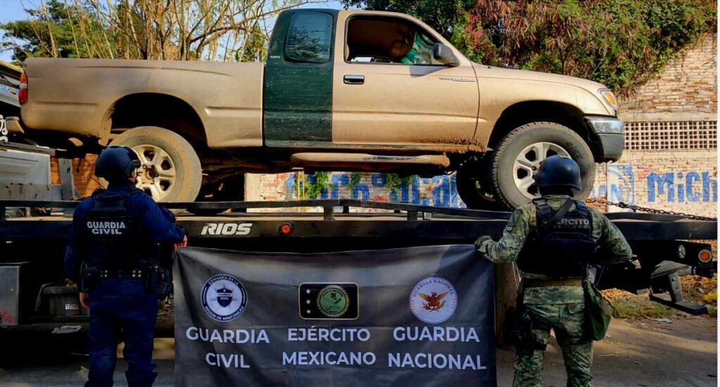 tras enfrentamiento aseguran armamento y una camioneta, en Apatzingán