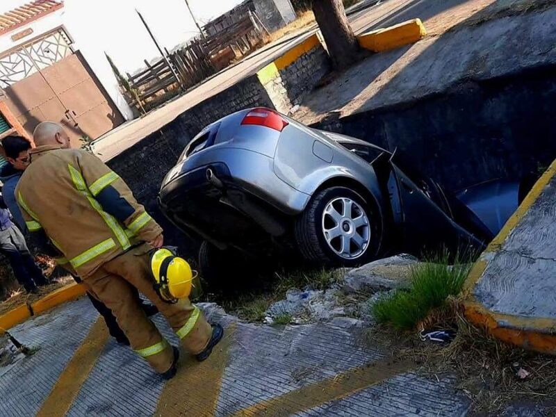 Vehículo cae a un canal en Tarímbaro y deja un lesionado