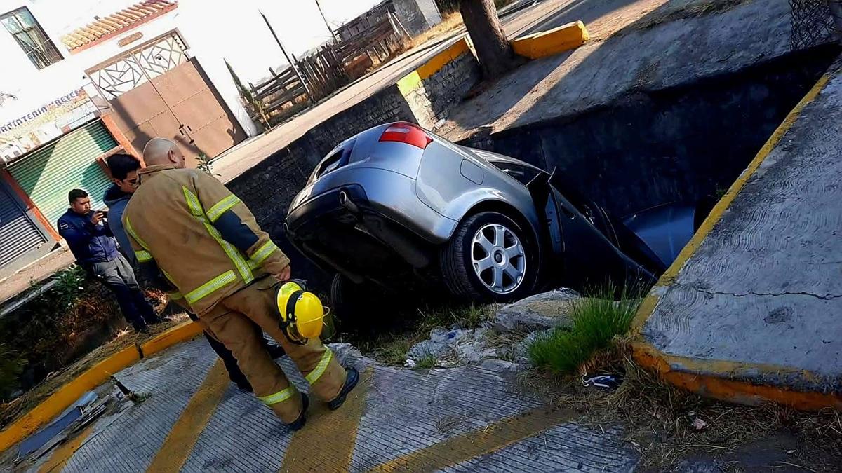 Vehículo cae a un canal en Tarímbaro y deja un lesionado