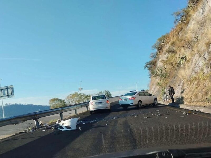 Vehículo choca contra barrera de contención en accidente en zona de Tres Marías