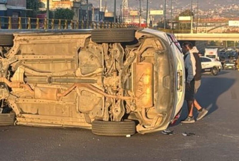 Vehículo sufre volcadura en el libramiento norte de Morelia