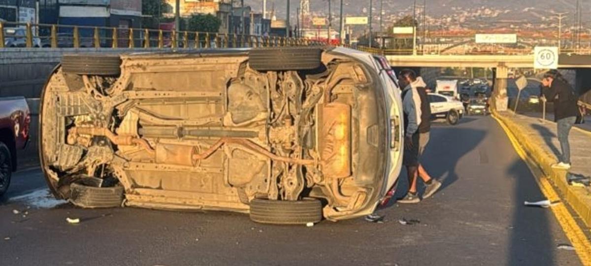 Vehículo sufre volcadura en el libramiento norte de Morelia