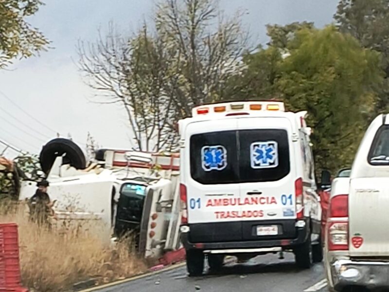 Vuelca camión aguacatero en accidente en la autopista Morelia-Pátzcuaro