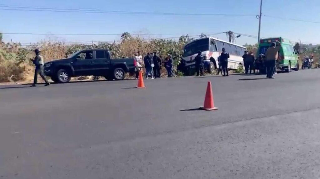 12 lesionados al accidentarse microbús del servició público, en La Piedad-1