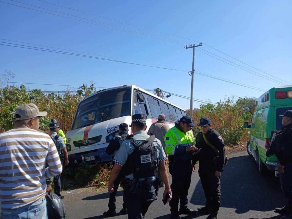 12 lesionados al accidentarse microbús del servició público, en La Piedad-2