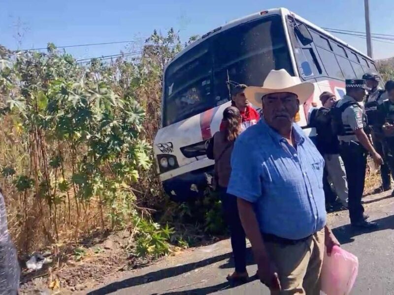 12 lesionados al accidentarse microbús del servició público, en La Piedad