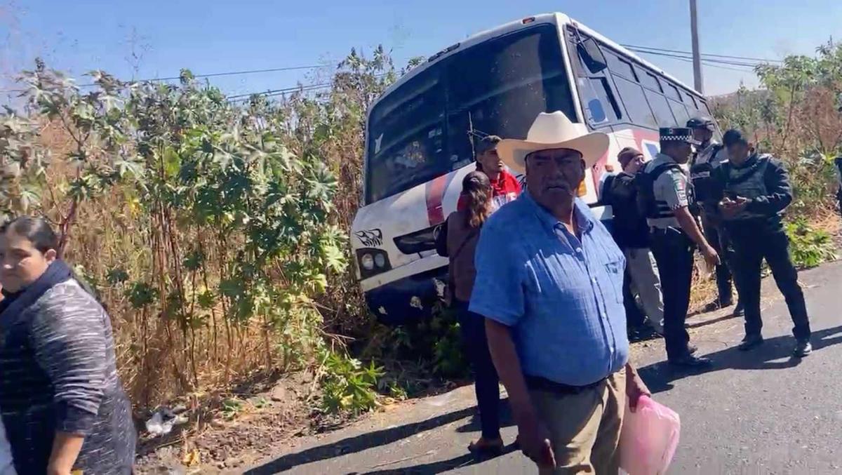 12 lesionados al accidentarse microbús del servició público, en La Piedad