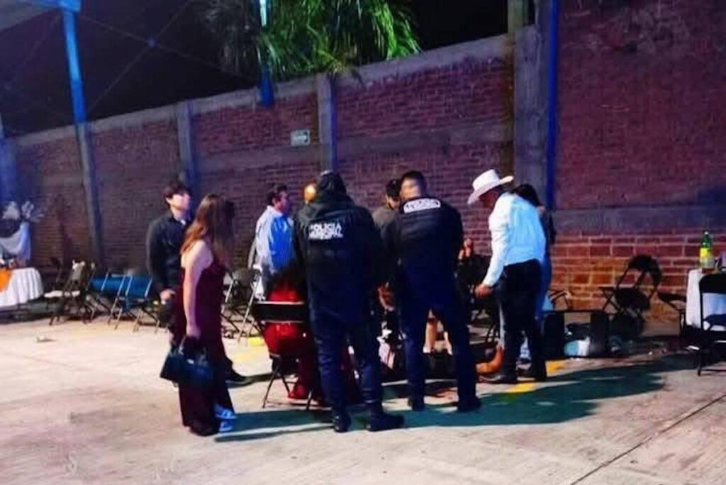 3 muertos y 15 heridos saldo de un ataque armado en boda en Guanajuato