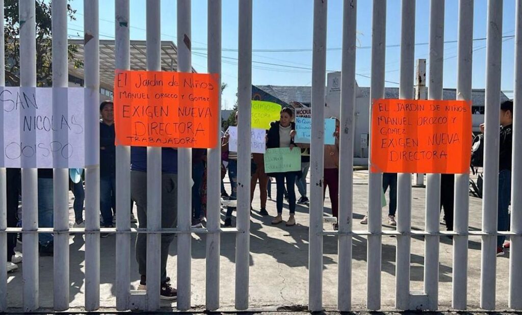 Padres de familia bloquean acceso a la SEE en Morelia