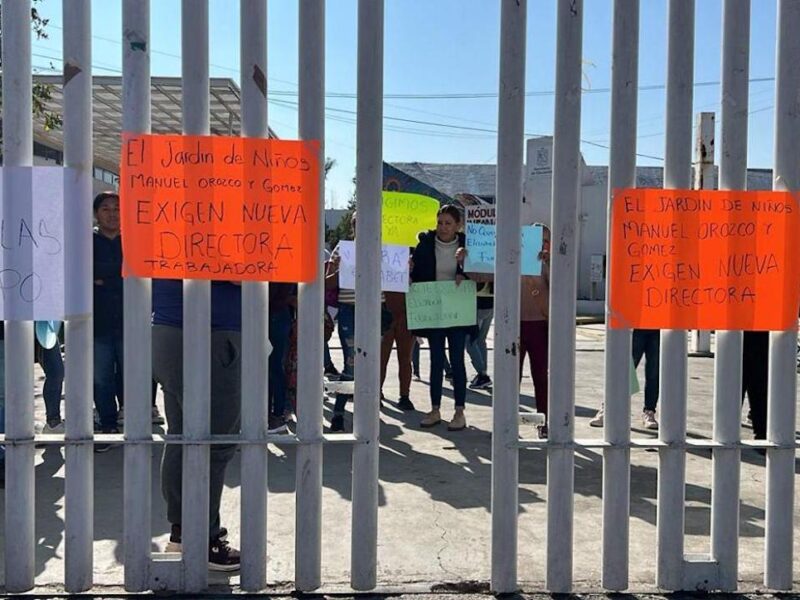 Padres de familia bloquean acceso a la SEE en Morelia