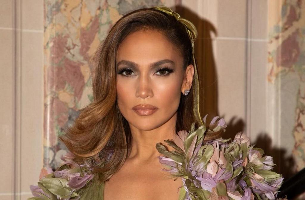 A los 55 años, Jennifer Lopez sigue impresionando con su estilo y figura en bikini