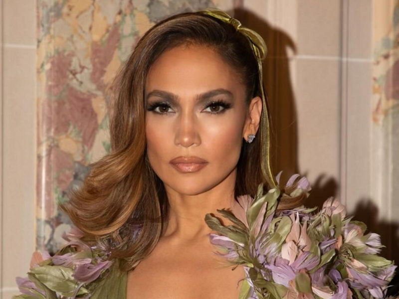 A los 55 años, Jennifer Lopez sigue impresionando con su estilo y figura en bikini