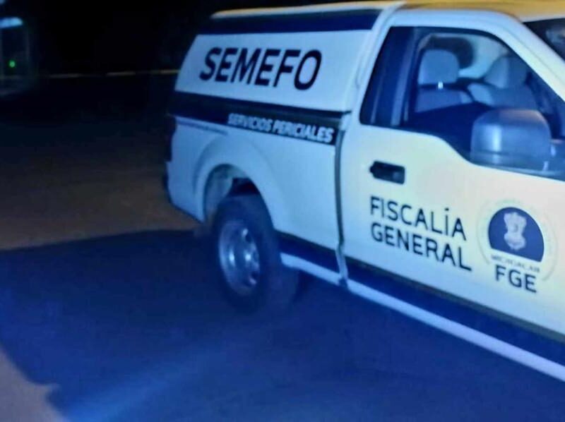 Abandonan 3 ejecutados, sentados en sillas a un costado de carretera en Apatzingán