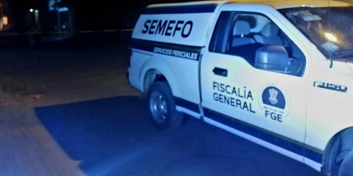 Abandonan 3 ejecutados, sentados en sillas a un costado de carretera en Apatzingán