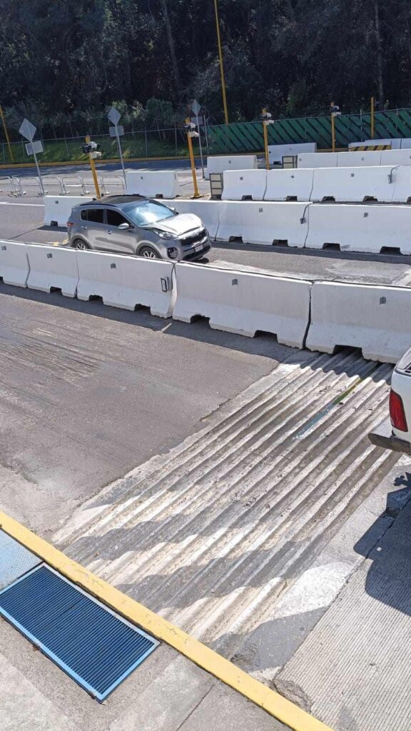 accidente autopista: Cae rollo metálico de plataforma y genera caos vehicular en la Siglo XXI-1